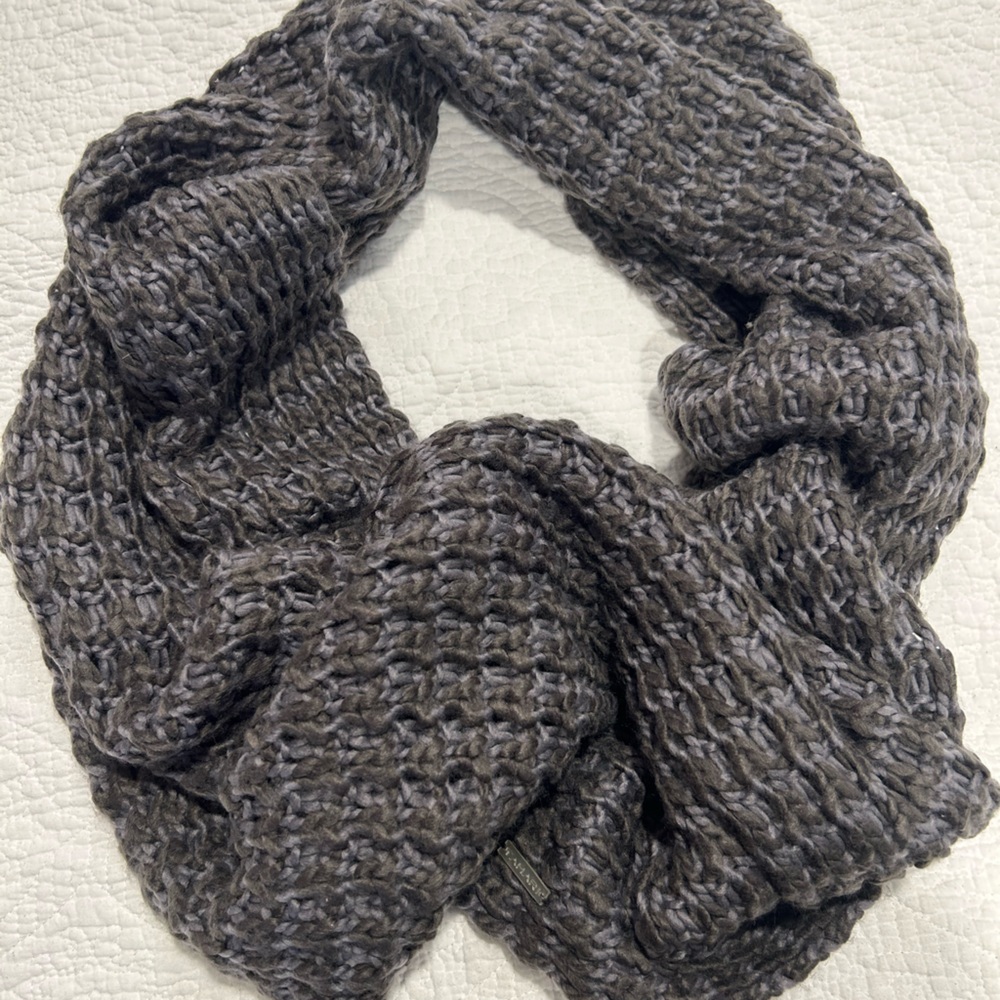 🌟BOGO🌟 Buy 1, Get 1 1/2 off!!  Tahari Chunky Knit Infinity Scarf